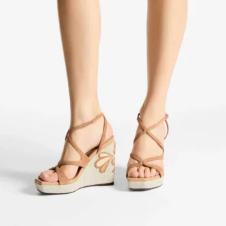 Ayla 110 : sandales compensées en daim et cuir nappa mélangés couleur caramel et naturel, ornées de raphia fin
