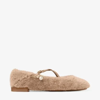 Ballerines Eleri en peau de mouton couleur caramel avec breloque en perle