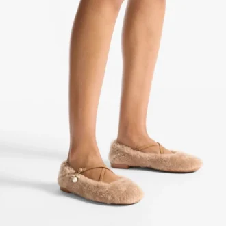 Ballerines Eleri en peau de mouton couleur caramel avec breloque en perle