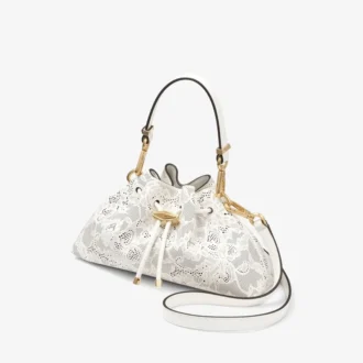 Petit sac à bandoulière Cinch en cuir perforé couleur latte