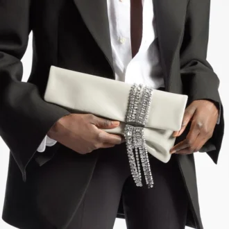 Pochette Zandra en daim chatoyant or clair avec bracelet à chaîne