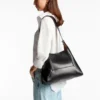 Sac à bandoulière Diamond Hobo Medium en cuir noir