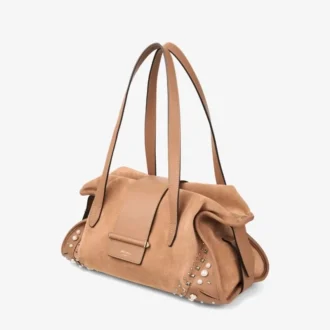 Sac de voyage Bar Holdall Medium en daim couleur caramel, avec bordures en cuir Biker et clous en perles