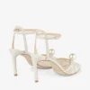 Sandales Sacora 85 en dentelle florale ivoire avec détail perle