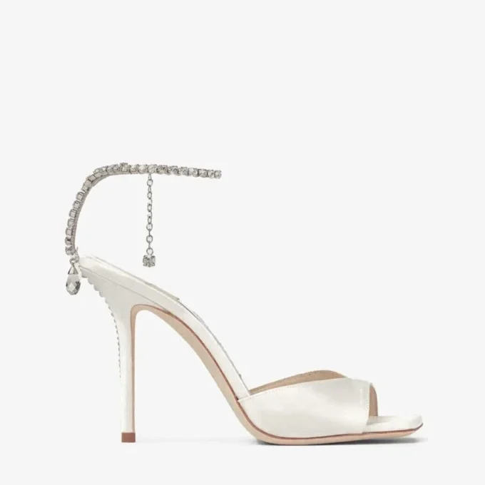 Sandales Saeda 100 en satin ivoire ornées de cristaux