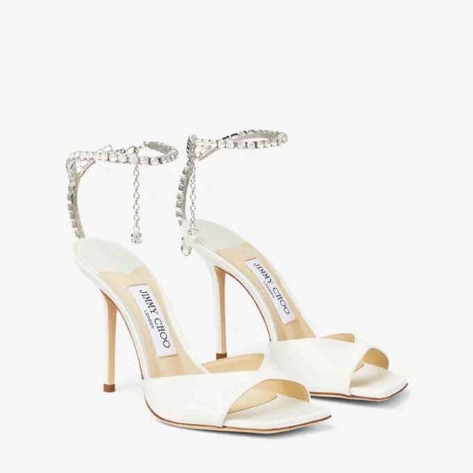 Sandales Saeda 100 en satin ivoire ornées de cristaux