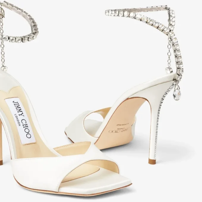 Sandales Saeda 100 en satin ivoire ornées de cristaux