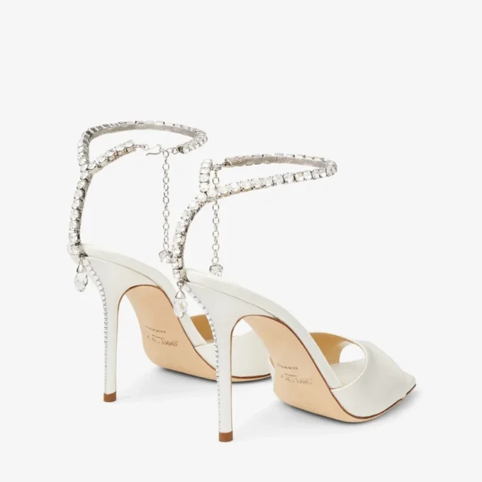 Sandales Saeda 100 en satin ivoire ornées de cristaux