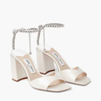 Sandales Saeda à talon bloc 85 Sandales à talon bloc en satin ivoire avec chaîne en cristal